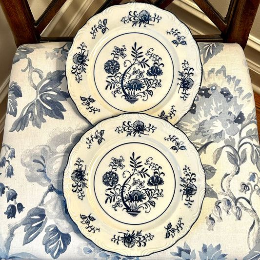 Set of 2 Dresden Blue scalloped edge dinner plates hi