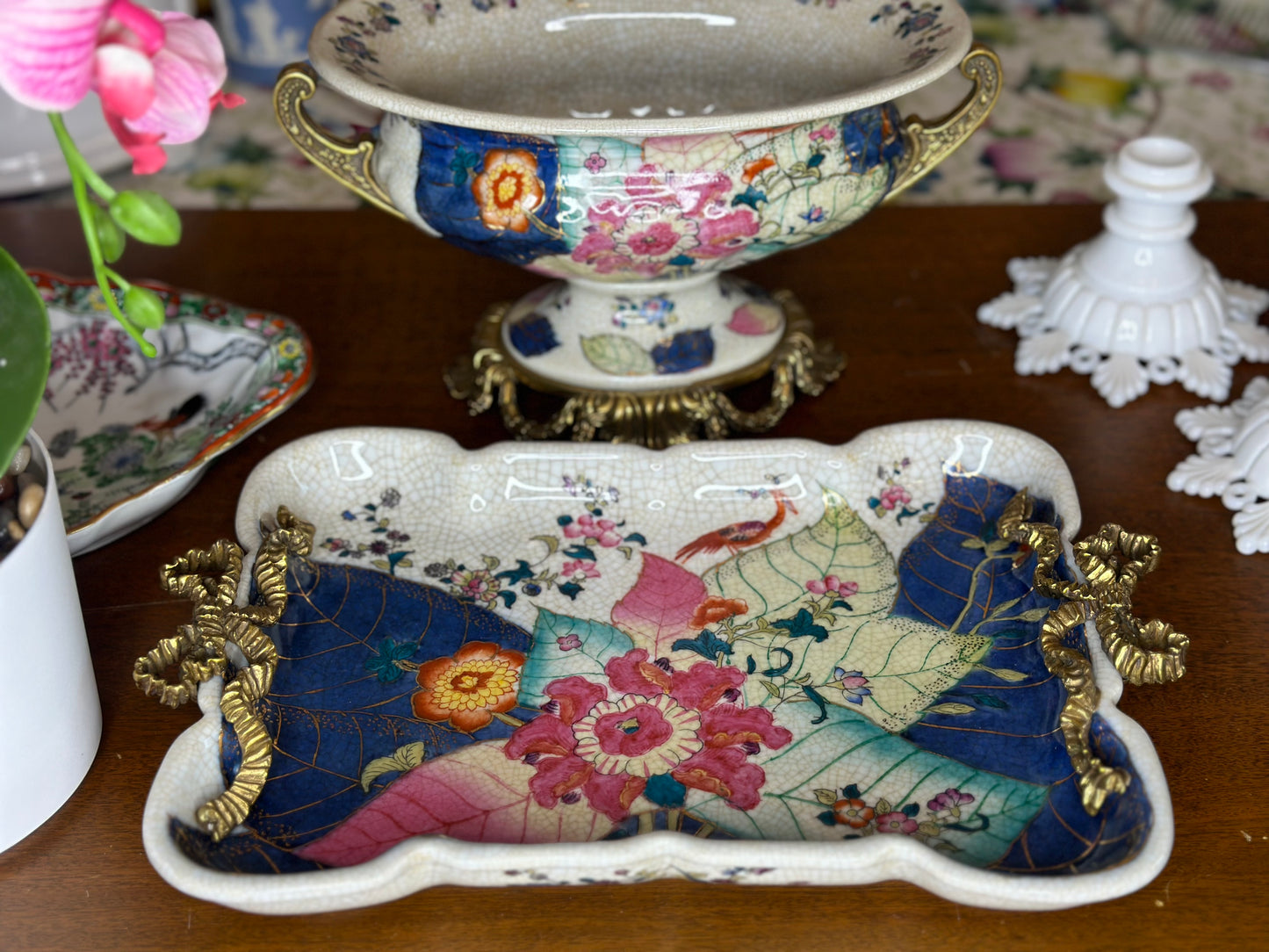 Stunning! Hand painted porcelain Tobacco Leaf tray l/ platter with bronze detail handles. Dimension:14L x 8.5W x 1H.