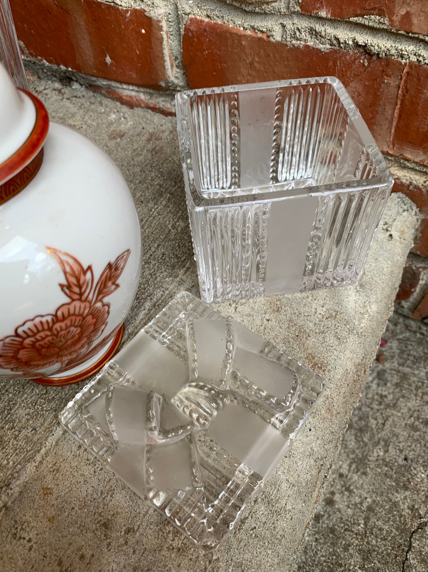 Precious present glass box with bow on removable lid! Excellent condition!