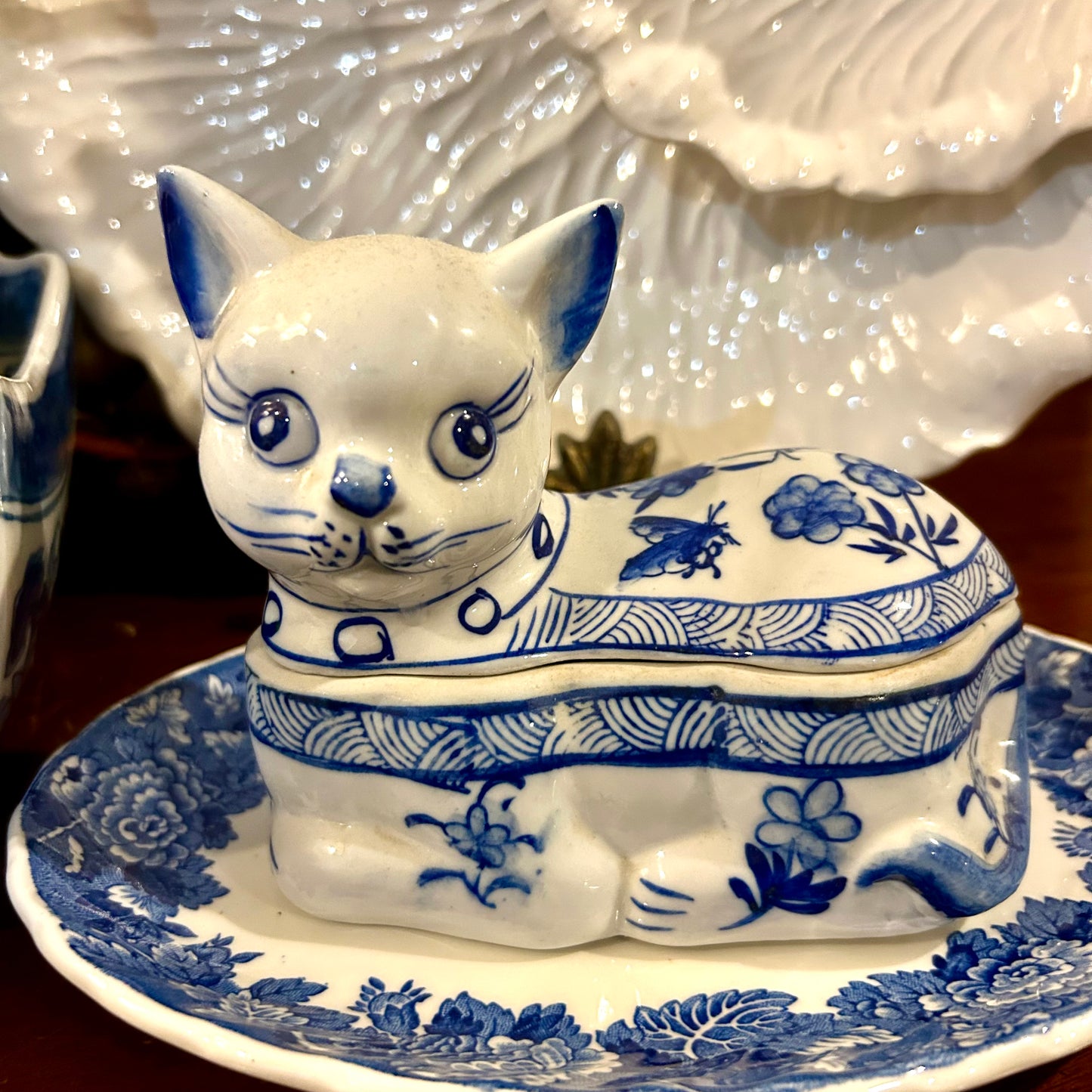 Darling blue & white chinoiserie laying down kitty cat dish with lid