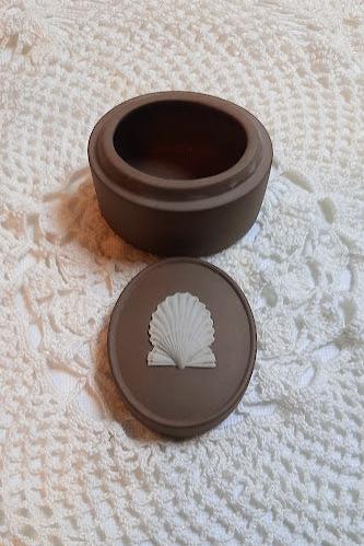 Wedgwood Brown Pill Box. Rare!!