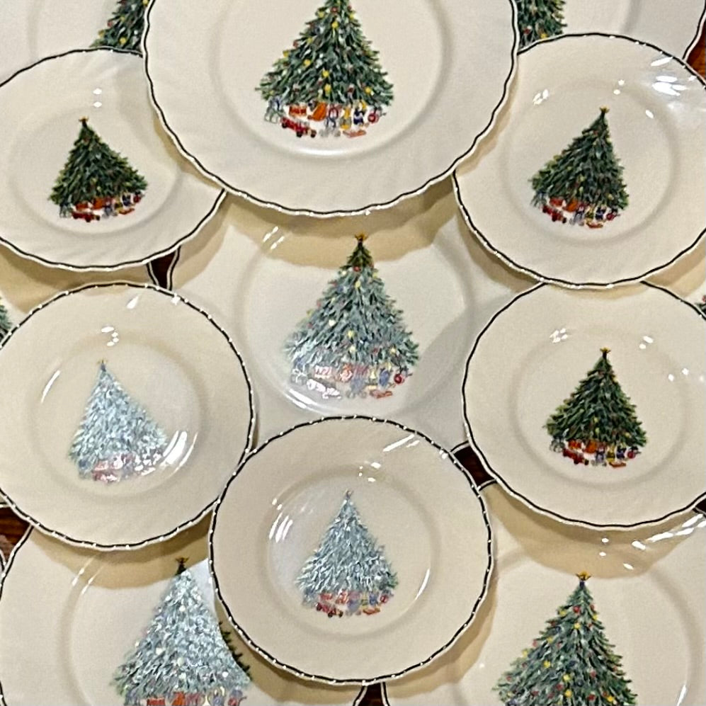 🎄Beautiful set of 16 Christmas tree dinner and salad plates by Salem, 8 place settings