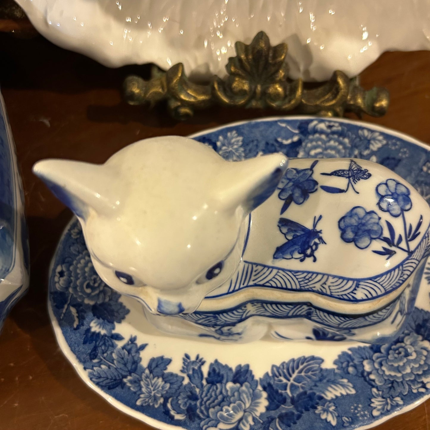 Darling blue & white chinoiserie laying down kitty cat dish with lid