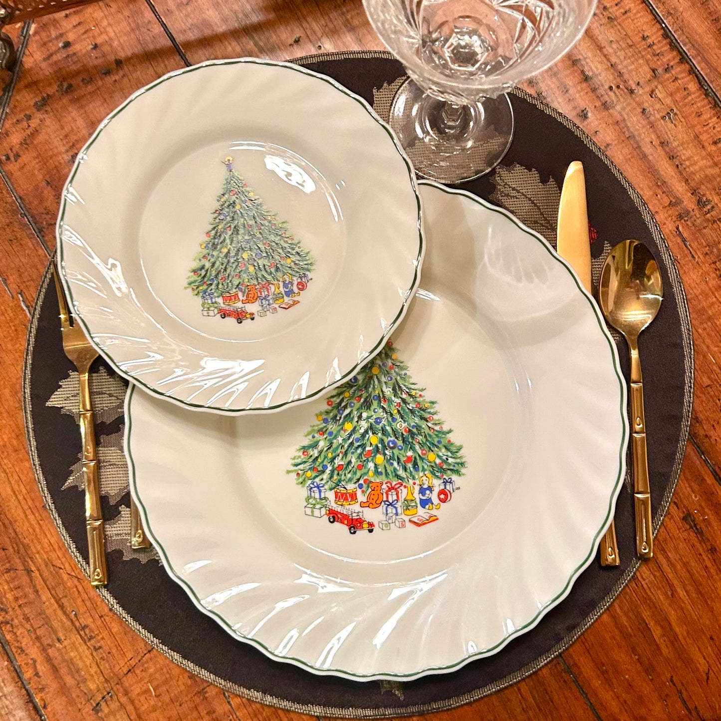 🎄Beautiful set of 16 Christmas tree dinner and salad plates by Salem, 8 place settings