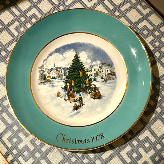 Vintage Endcot Wedgwood stamped Christmas plate circa 1973 in box