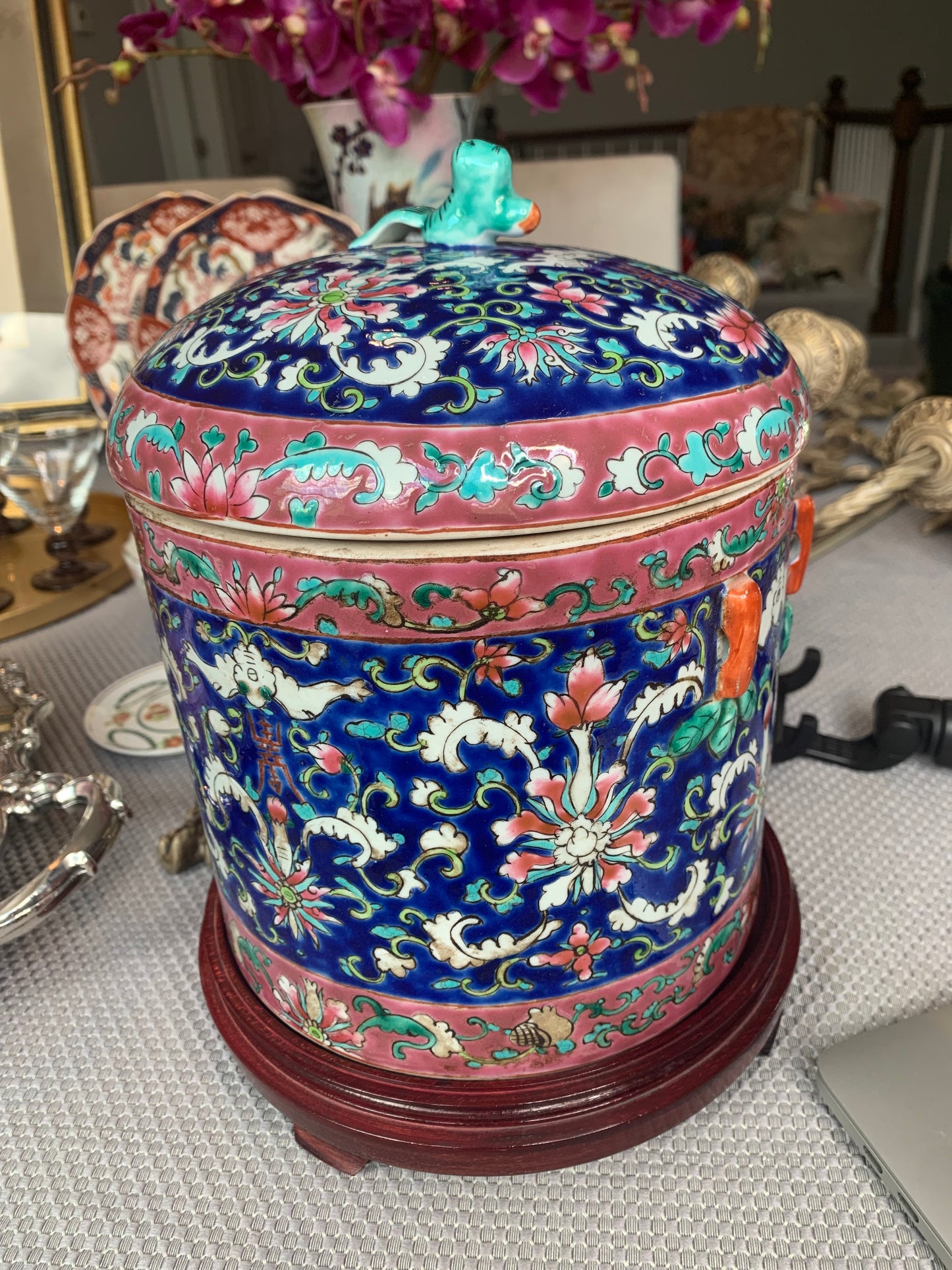 Vivid Chinese Porcelain Covered jar with stand