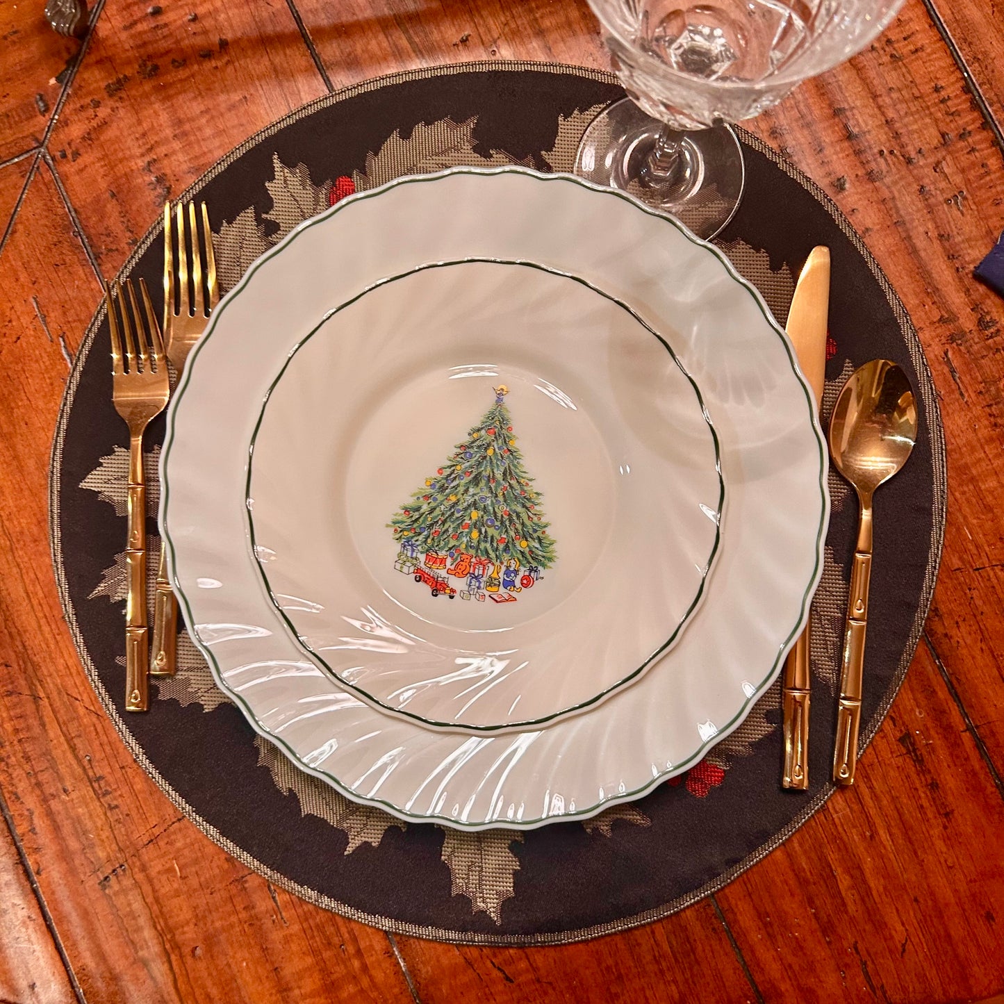 🎄Beautiful set of 16 Christmas tree dinner and salad plates by Salem, 8 place settings