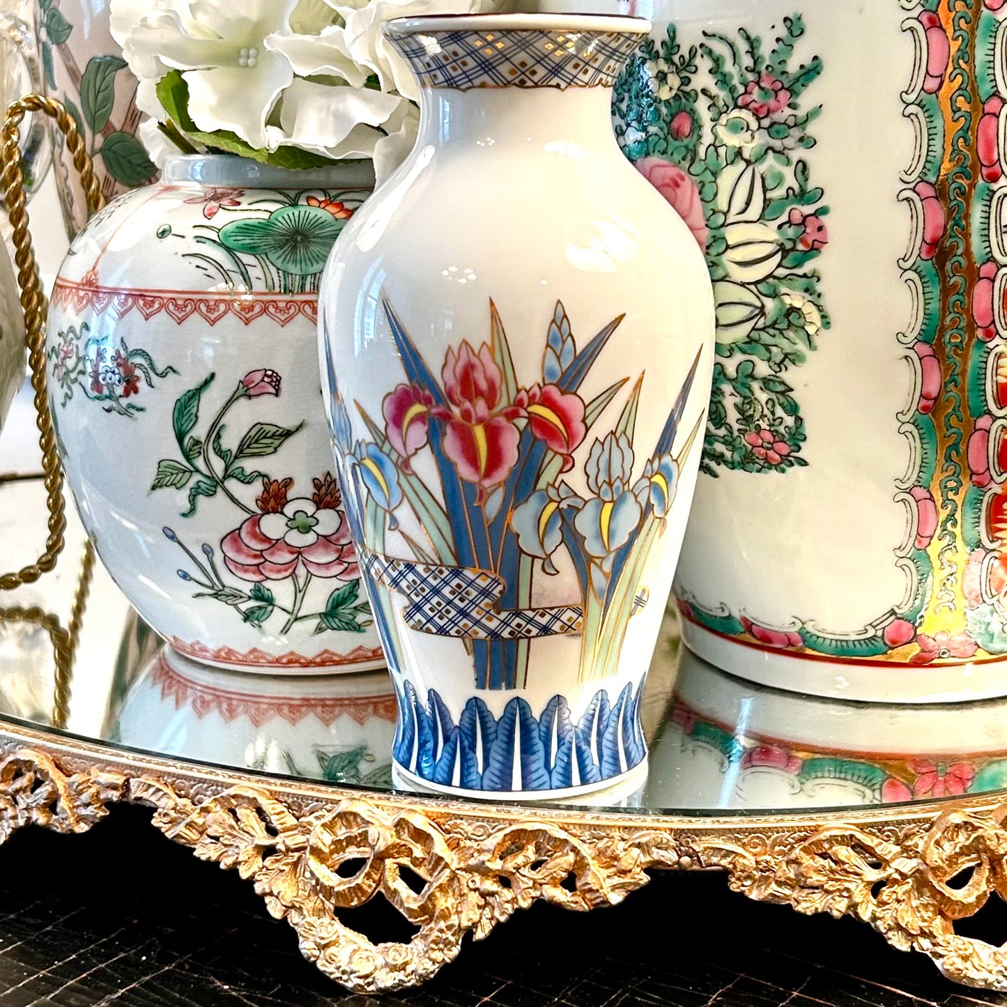 Stunning vintage chinoiserie blue and white vase