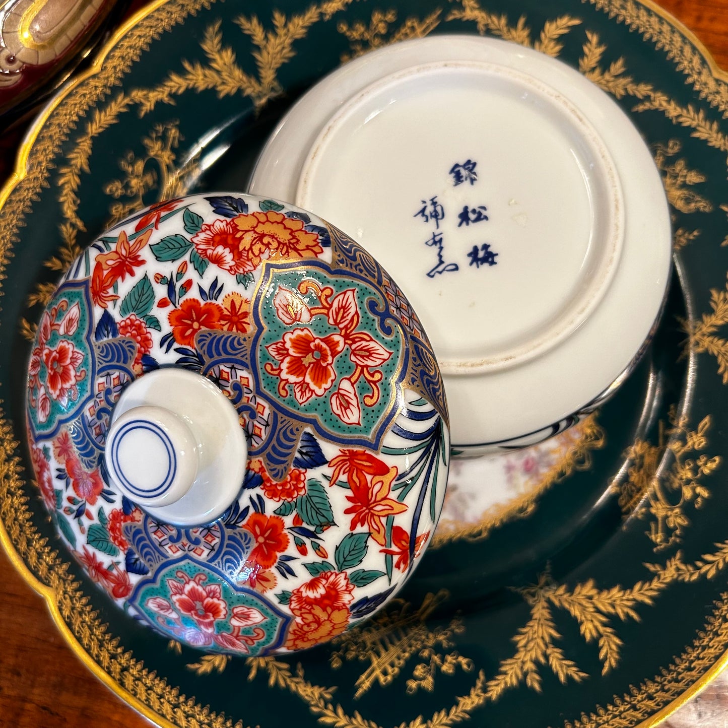Impressive Imari style chinoiserie hand painted porcelain lidded box