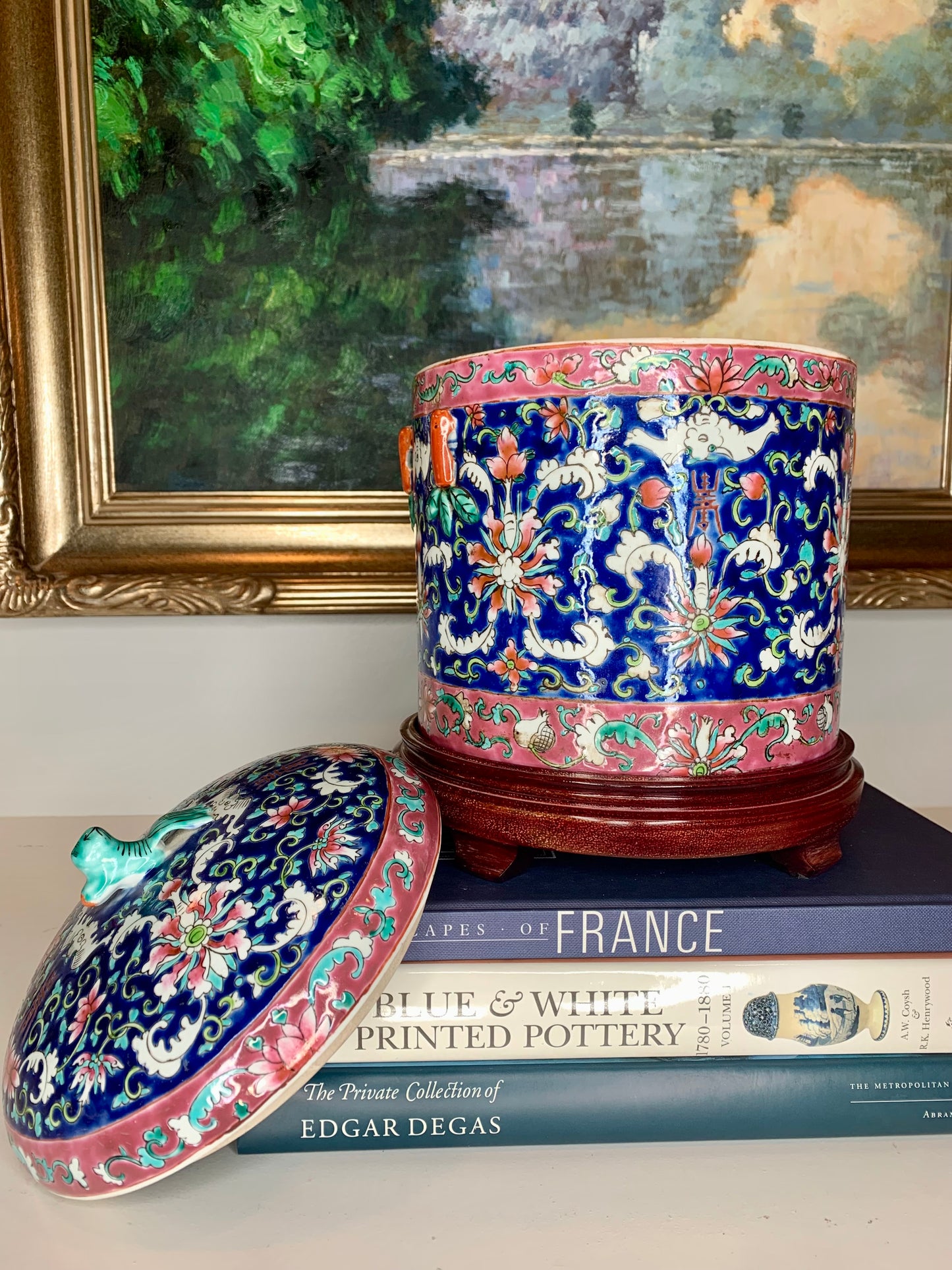 Vivid Chinese Porcelain Covered jar with stand