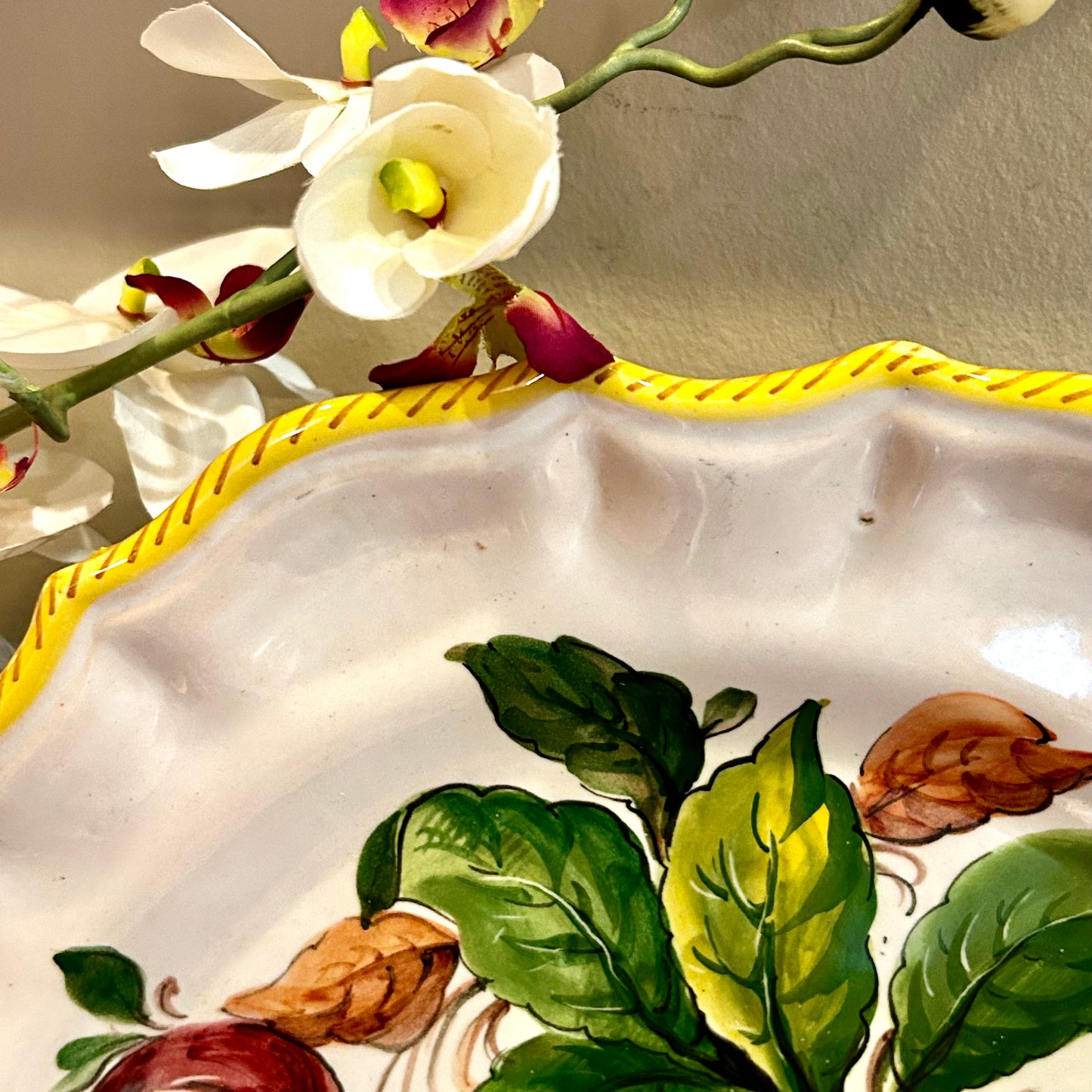 Beautiful Italian scalloped autumn fruit Centerpiece wall platter 14.5 d