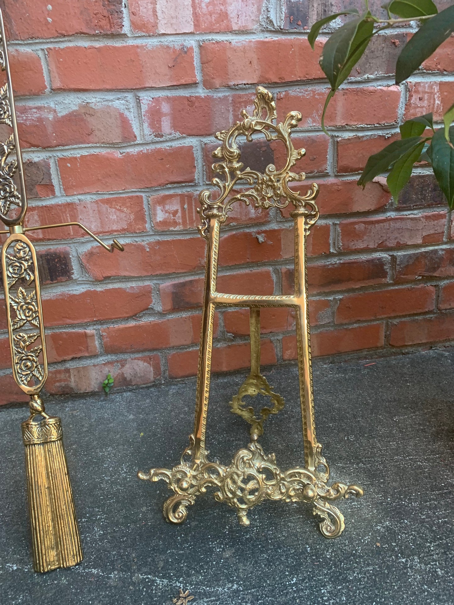 Ornate brass easel 20” tall! Excellent condition!