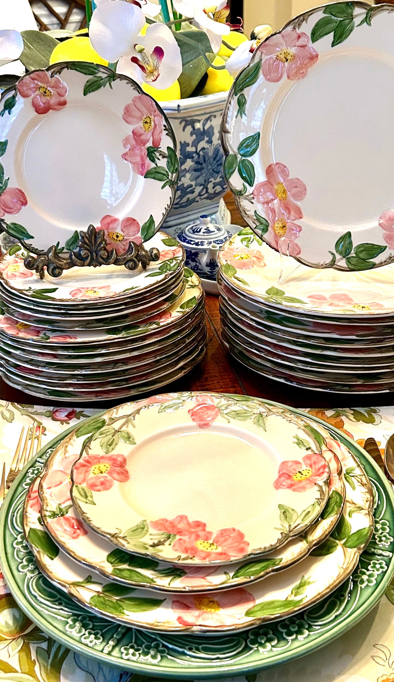 Lovely Set of 2 vintage Franciscan Desert Rose 8.5 d luncheon  plates