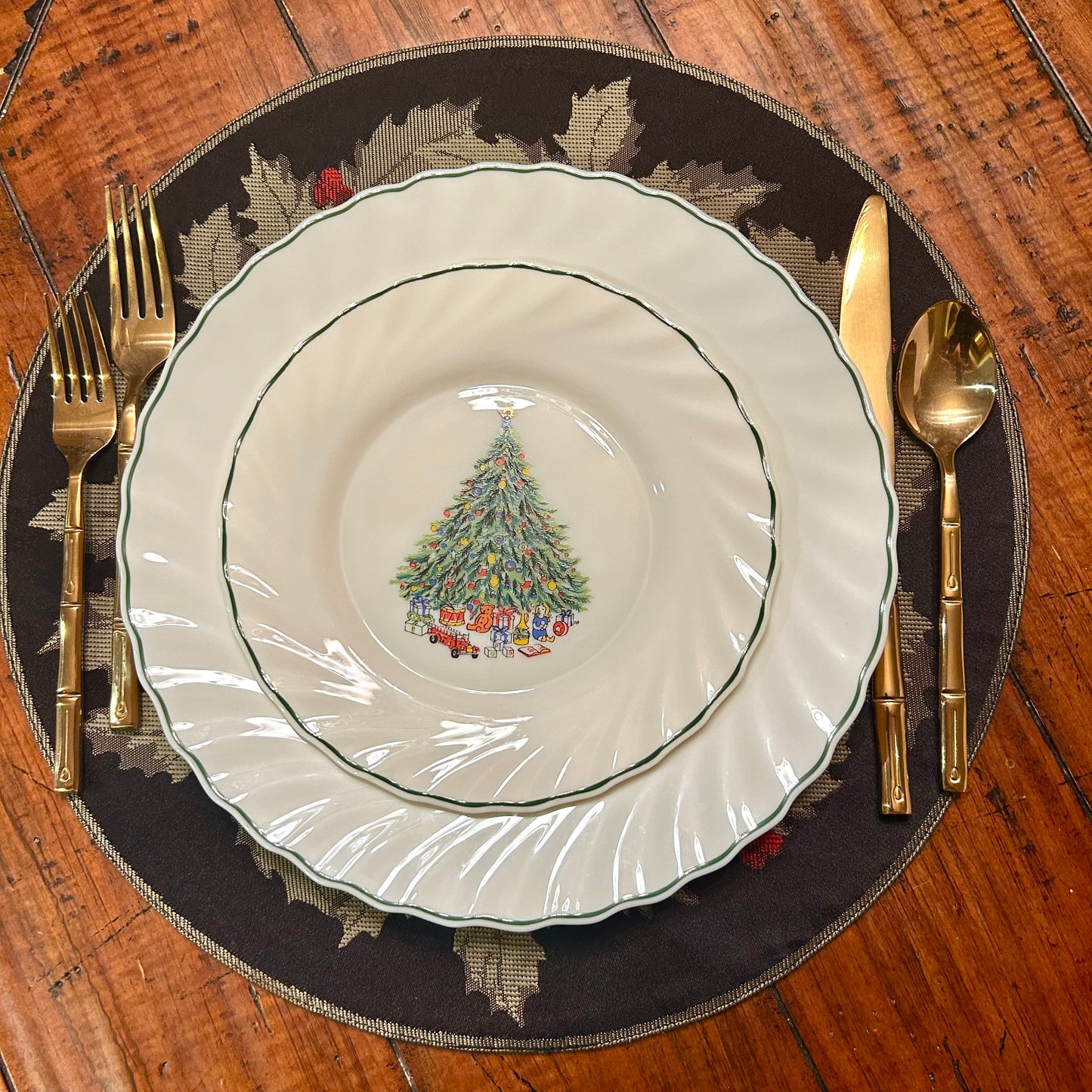 🎄Beautiful set of 16 Christmas tree dinner and salad plates by Salem, 8 place settings