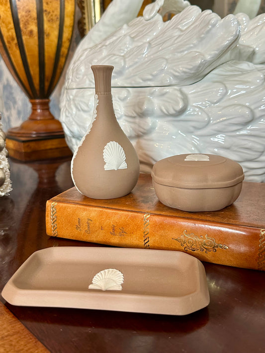 Lovely htf Chocolate Brown English Wedgwood Jasperware Vase Box Tray Seashell Pattern