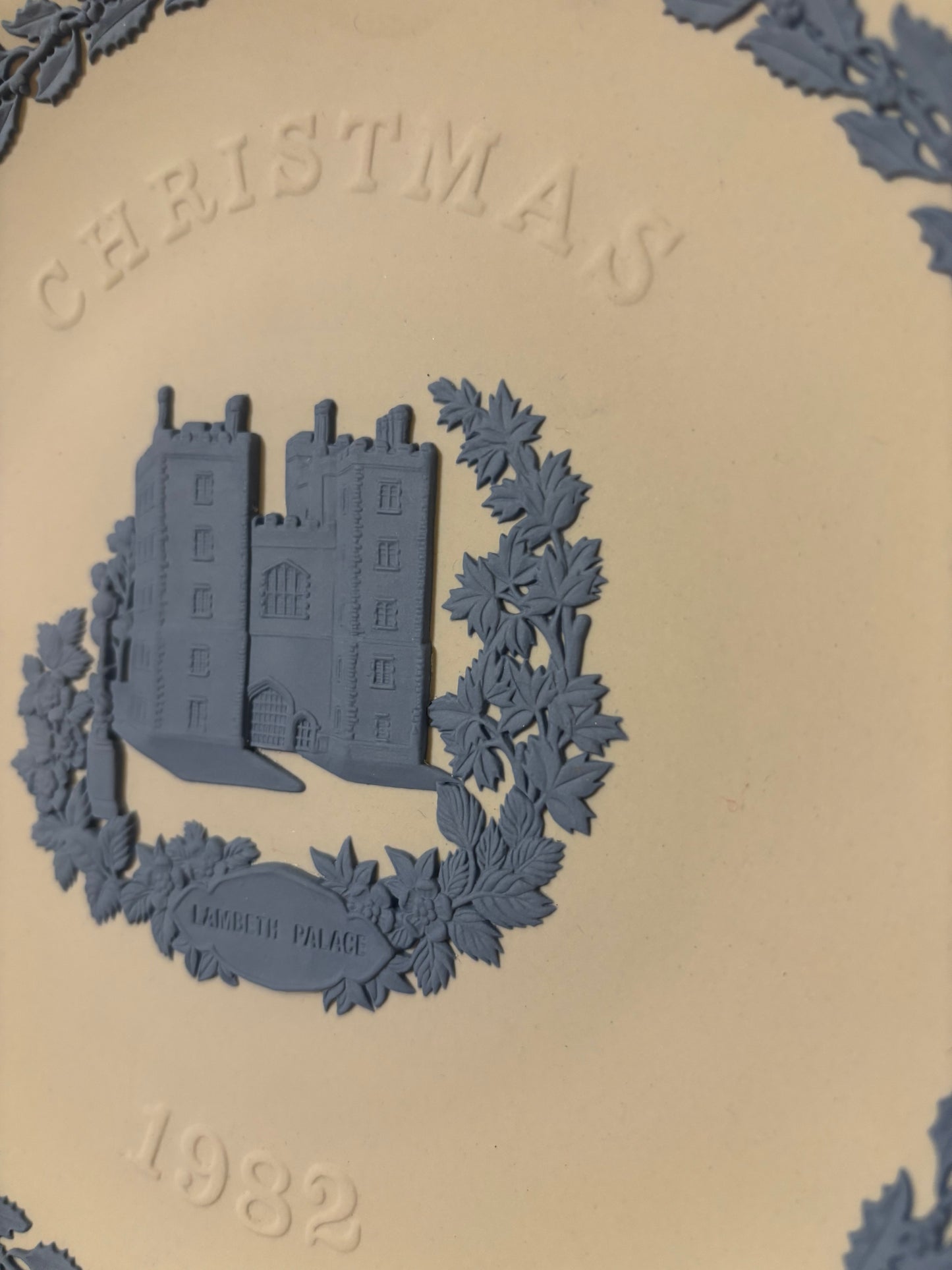 Beautiful 1982 Wedgwood Christmas Plate! - Excellent condition!