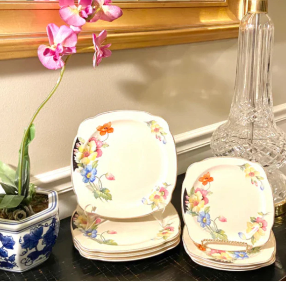 Lovely floral 8 piece of vintage botanical luncheon & salad plates