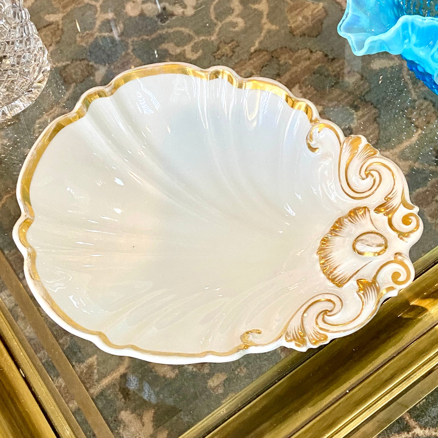 Chic vintage Hollywood regency clam shell porcelain bowl