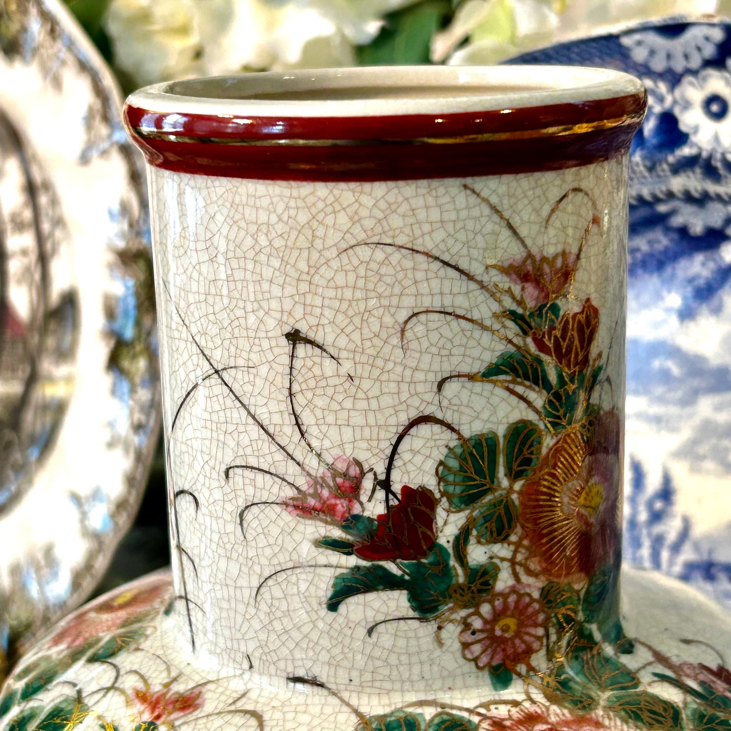 Beautiful chinoiserie hand painted porcelain vase with stand