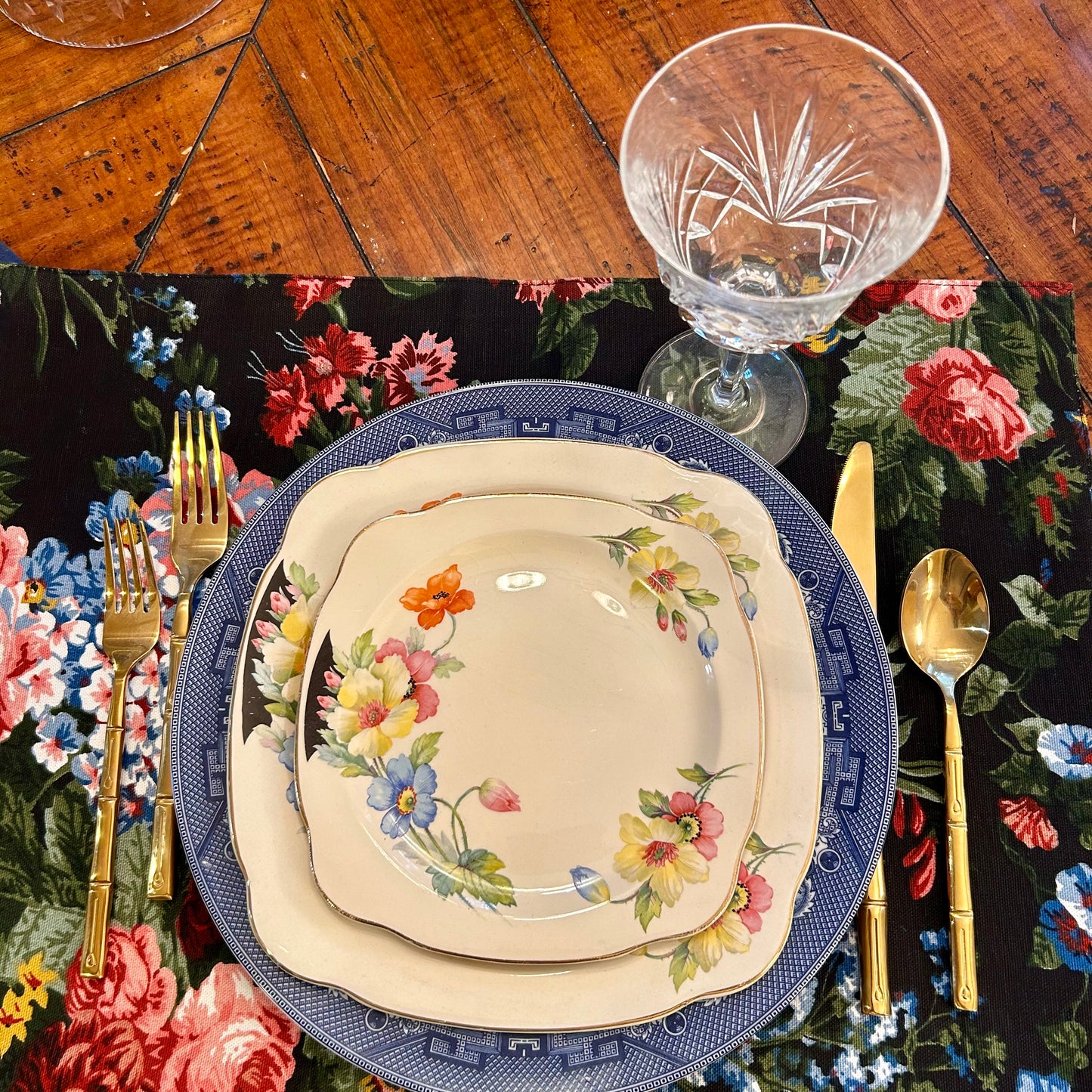 Lovely floral 8 piece of vintage botanical luncheon & salad plates