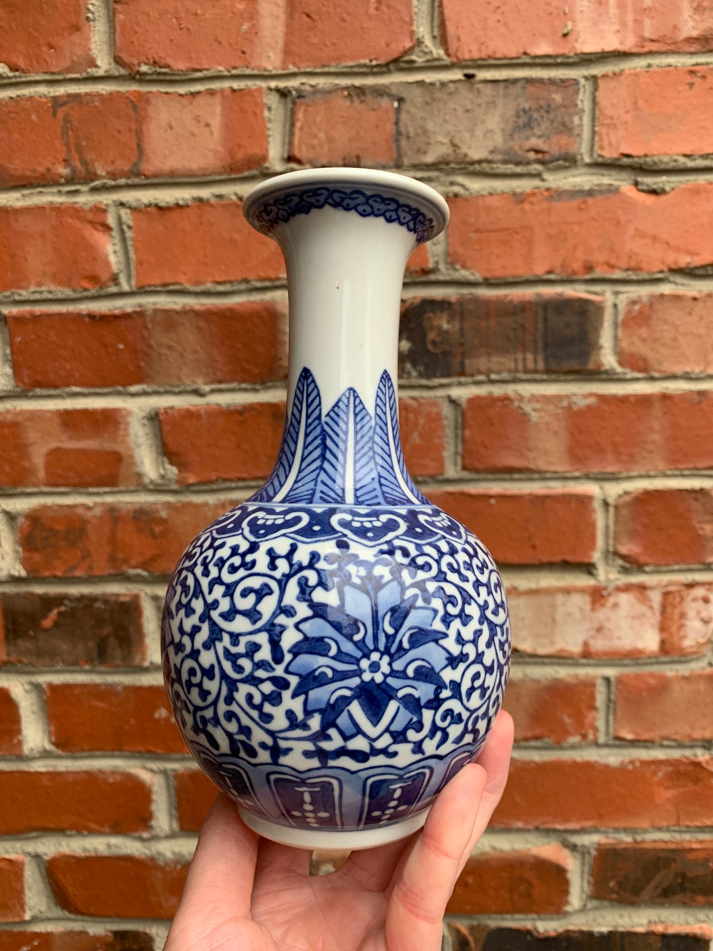 Beautiful blue and white Late Qing dynasty vase! - Excellent condition!