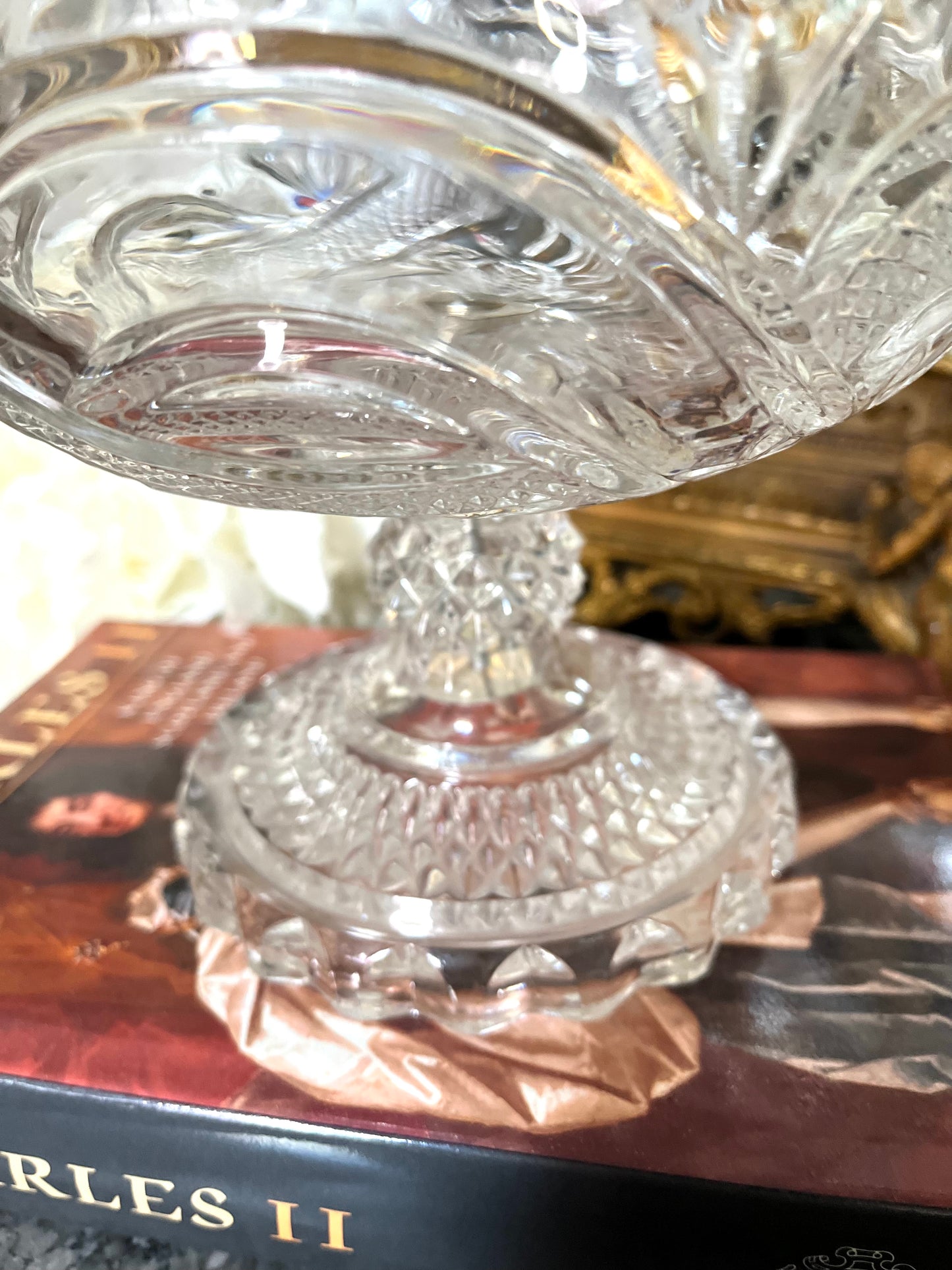 Elegant Multi-cut Designs Large Crystal Lidded Vanity/Jewelry/Candy Dish