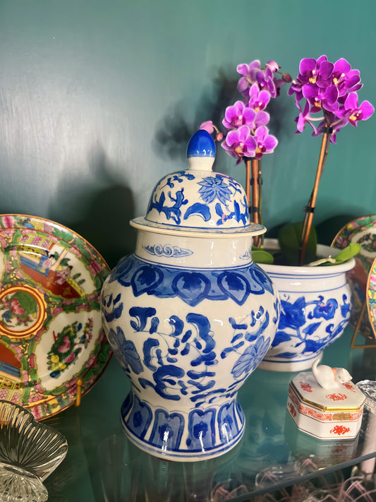 Classic Vintage Blue and White Chinoiserie Temple Jar