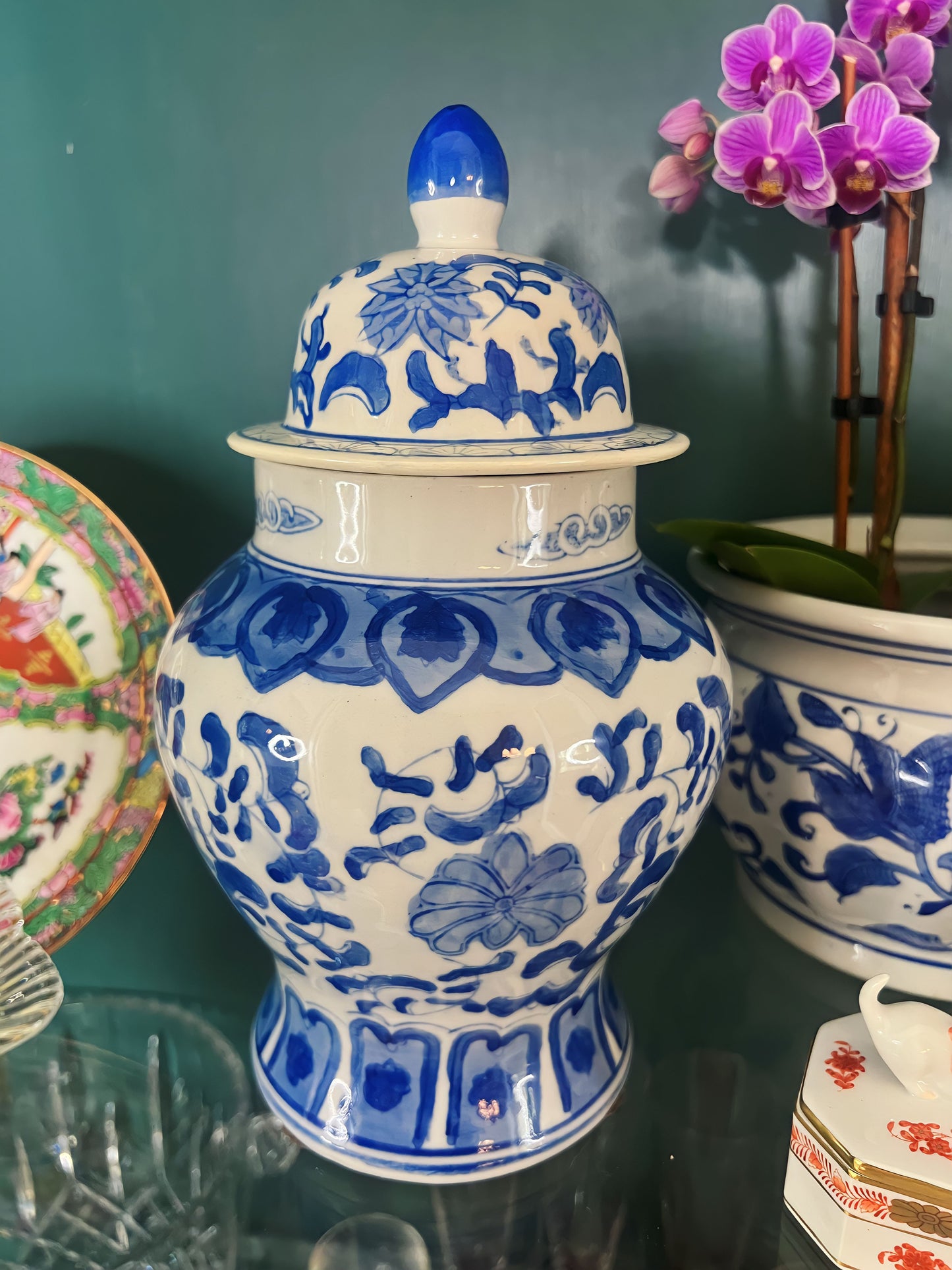 Classic Vintage Blue and White Chinoiserie Temple Jar
